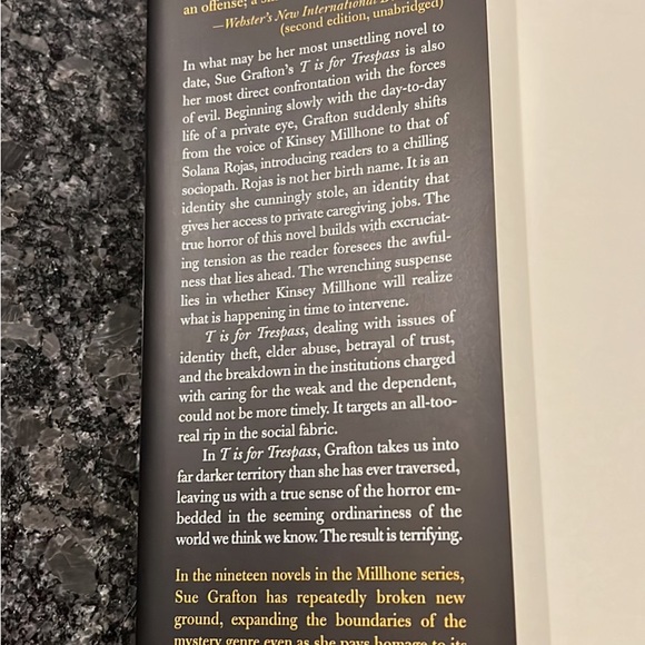 (3) books by Sue Grafton in great used condition - Picture 9 of 10